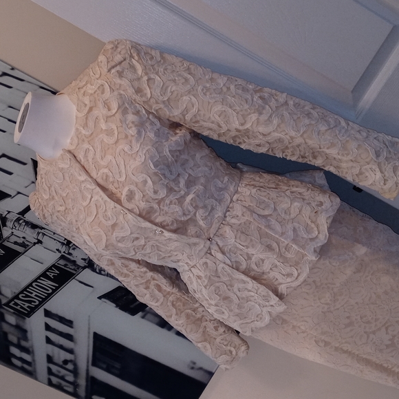 Lace skirt suit - Picture 2 of 6